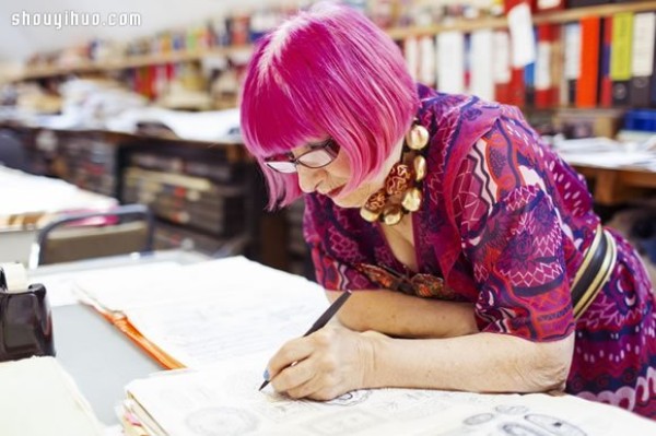 ʱн粻ഫʦ ZANDRA RHODES