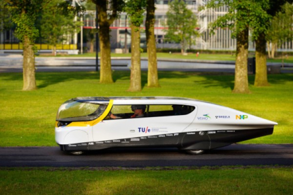 stella-worlds-first-solar-powered-family-car01